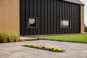 Usługi ogrodnicze Krobia - mała rabata "oczko" w podjeździe z kostki brukowej.